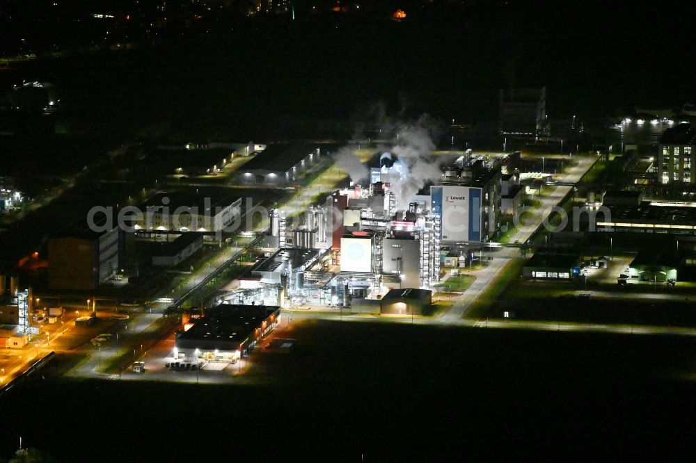 Bitterfeld-Wolfen at night from the bird perspective: Night lighting refinery equipment and management systems on the factory premises of the chemical manufacturers Dow Deutschlond Anlagengesellschaft mbH on street Salegaster Chaussee in the district Greppin in Bitterfeld-Wolfen in the state Saxony-Anhalt