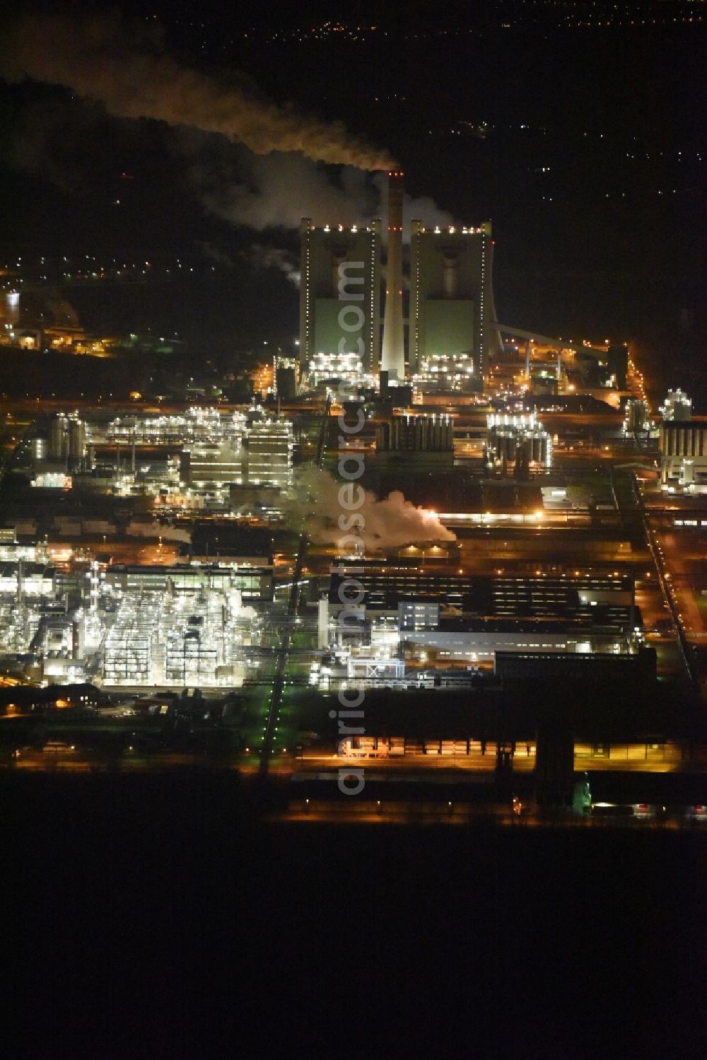 Schkopau at night from the bird perspective: Night view of Refinery equipment and management systems on the factory premises of the chemical manufacturers Dow Olefinverbund GmbH in Schkopau in the state Saxony-Anhalt