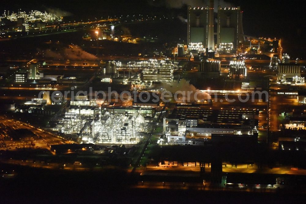Aerial photograph at night Schkopau - Night view of Refinery equipment and management systems on the factory premises of the chemical manufacturers Dow Olefinverbund GmbH in Schkopau in the state Saxony-Anhalt