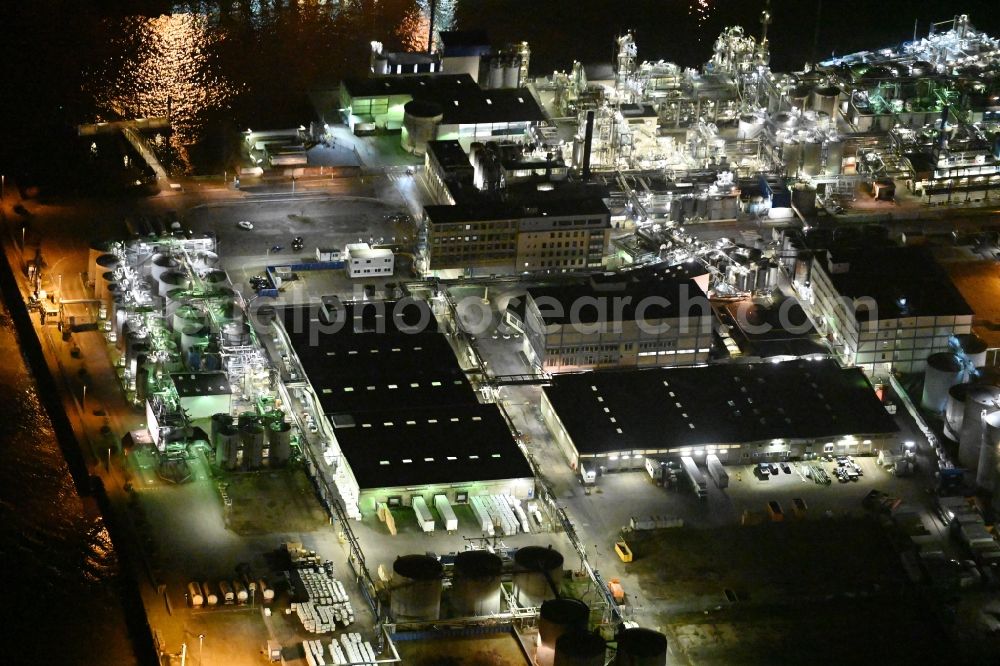 Aerial photograph at night Hamburg - Night lighting refinery equipment and management systems on the factory premises of the chemical manufacturers Sasol Wax GmbH on Worthdonm in the district Kleiner Grasbrook in Hamburg, Germany