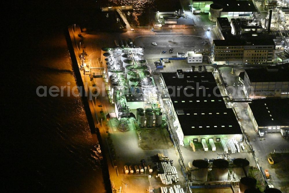 Aerial image at night Hamburg - Night lighting refinery equipment and management systems on the factory premises of the chemical manufacturers Sasol Wax GmbH on Worthdonm in the district Kleiner Grasbrook in Hamburg, Germany