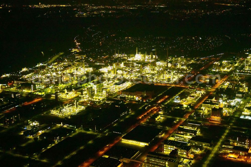 Köln at night from the bird perspective: Night lighting refinery equipment and management systems on the factory premises of the mineral oil manufacturers CHEMPARK Dormagen Tor entlang of Parallelweg in the district Chorweiler in Cologne in the state North Rhine-Westphalia, Germany