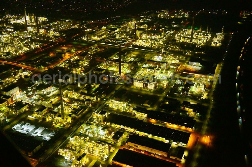 Köln at night from the bird perspective: Night lighting refinery equipment and management systems on the factory premises of the mineral oil manufacturers CHEMPARK Dormagen Tor entlang of Parallelweg in the district Chorweiler in Cologne in the state North Rhine-Westphalia, Germany