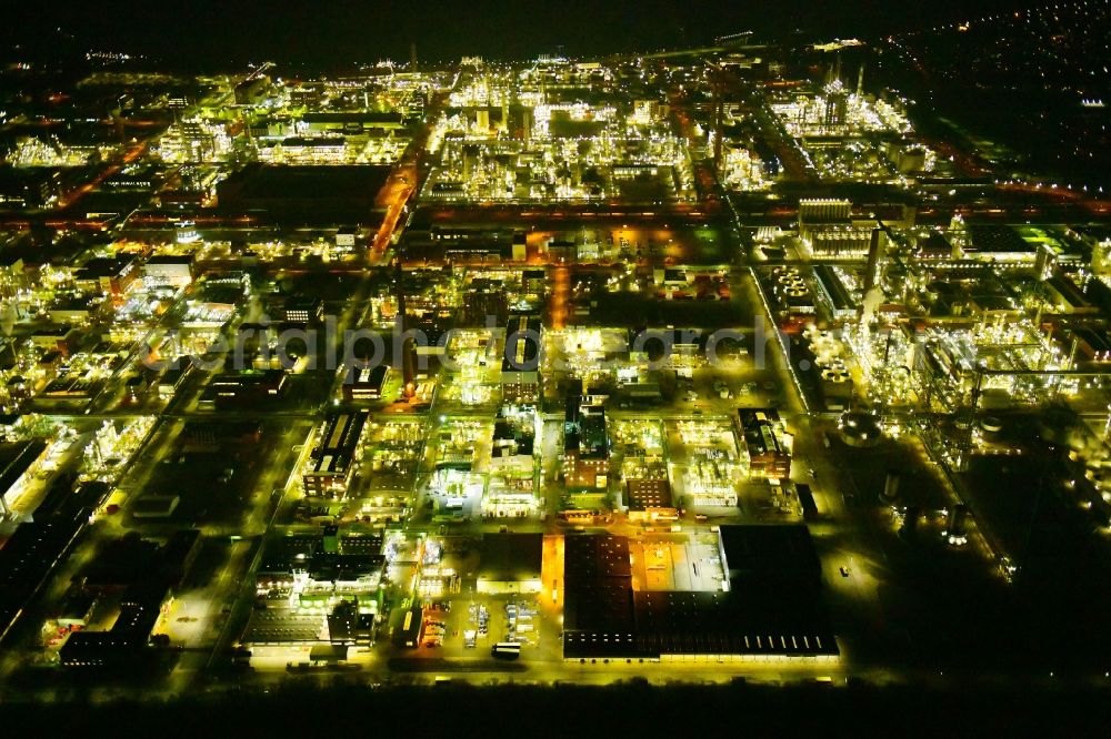 Aerial image at night Köln - Night lighting refinery equipment and management systems on the factory premises of the mineral oil manufacturers CHEMPARK Dormagen Tor entlang of Parallelweg in the district Chorweiler in Cologne in the state North Rhine-Westphalia, Germany
