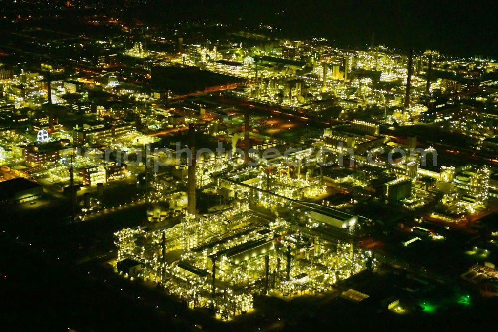 Aerial photograph at night Köln - Night lighting refinery equipment and management systems on the factory premises of the mineral oil manufacturers CHEMPARK Dormagen Tor entlang of Parallelweg in the district Chorweiler in Cologne in the state North Rhine-Westphalia, Germany