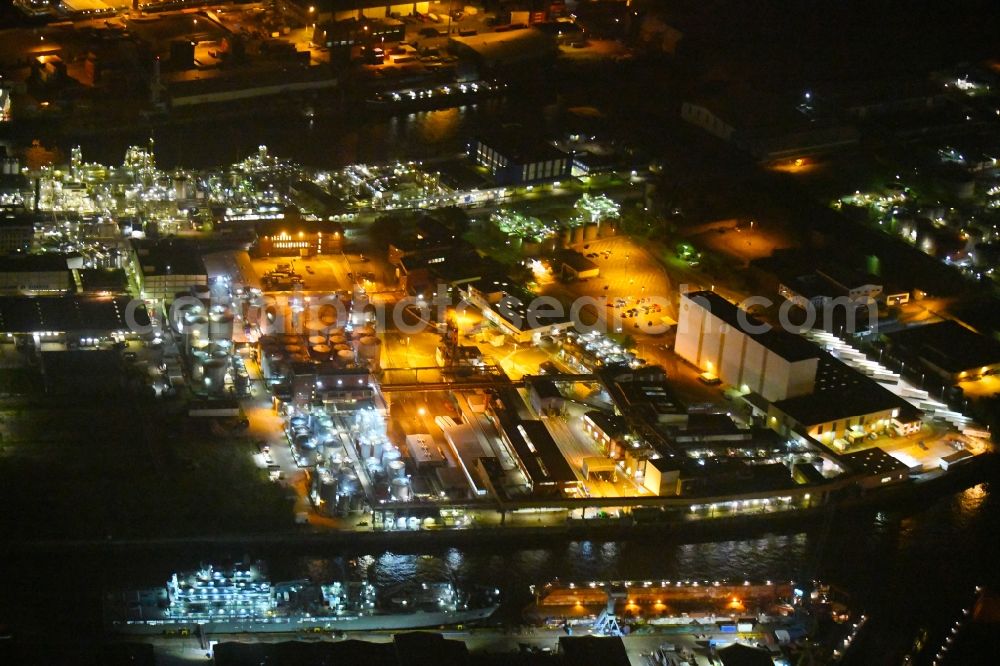 Hamburg at night from above - Night lighting Refinery equipment and management systems on the factory premises of the mineral oil manufacturers SHELL on Worthdamm in Hamburg, Germany