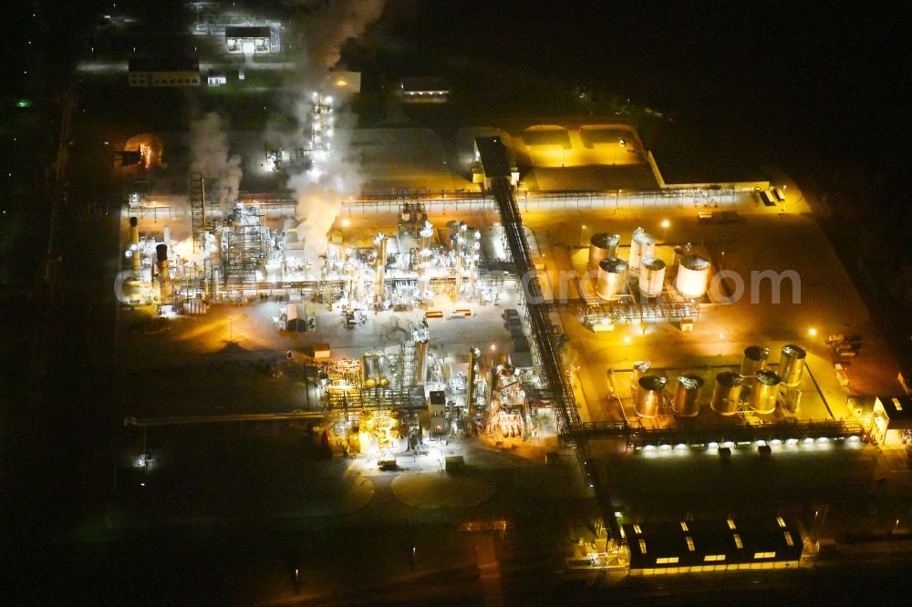 Lippendorf at night from the bird perspective: Night lighting Refinery equipment and management systems on the factory premises of the mineral oil manufacturers DOW Olefinverbund GmbH in Industriegebiet Boehlen-Lippendorf in Lippendorf in the state Saxony, Germany