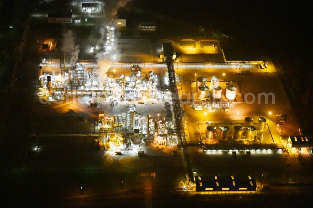 Aerial photograph at night Lippendorf - Night lighting Refinery equipment and management systems on the factory premises of the mineral oil manufacturers DOW Olefinverbund GmbH in Industriegebiet Boehlen-Lippendorf in Lippendorf in the state Saxony, Germany