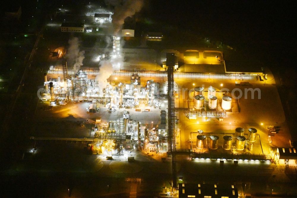 Aerial image at night Lippendorf - Night lighting Refinery equipment and management systems on the factory premises of the mineral oil manufacturers DOW Olefinverbund GmbH in Industriegebiet Boehlen-Lippendorf in Lippendorf in the state Saxony, Germany