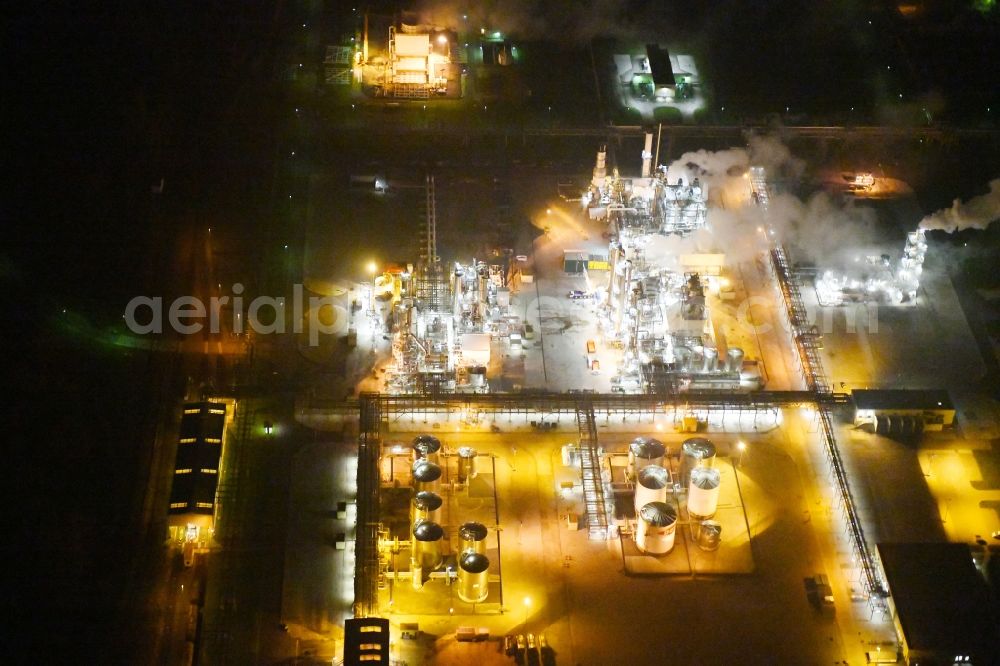 Aerial image at night Lippendorf - Night lighting Refinery equipment and management systems on the factory premises of the mineral oil manufacturers DOW Olefinverbund GmbH in Industriegebiet Boehlen-Lippendorf in Lippendorf in the state Saxony, Germany