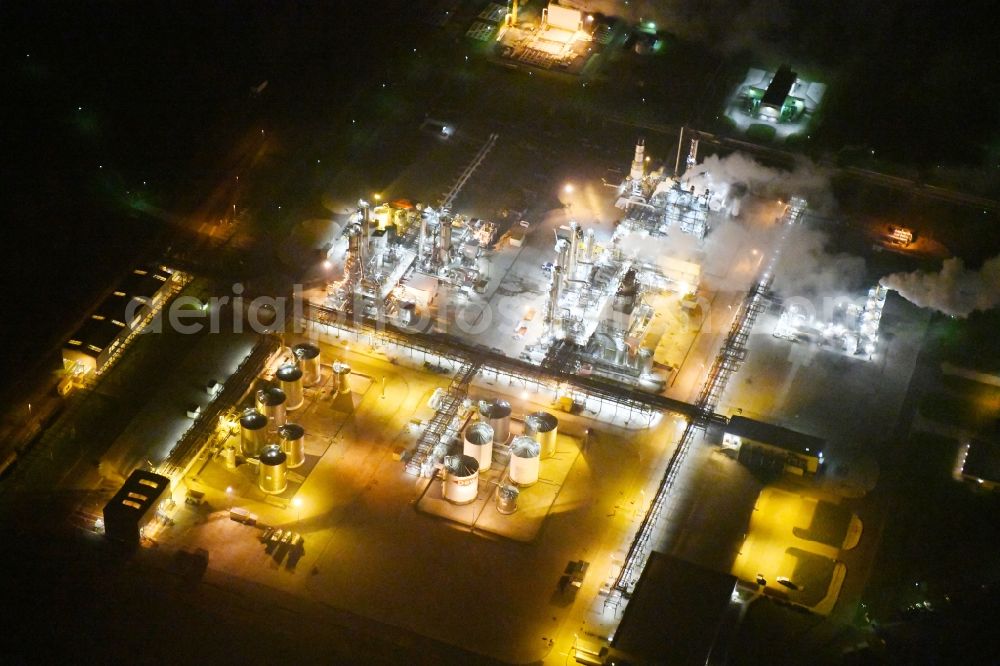 Lippendorf at night from above - Night lighting Refinery equipment and management systems on the factory premises of the mineral oil manufacturers DOW Olefinverbund GmbH in Industriegebiet Boehlen-Lippendorf in Lippendorf in the state Saxony, Germany