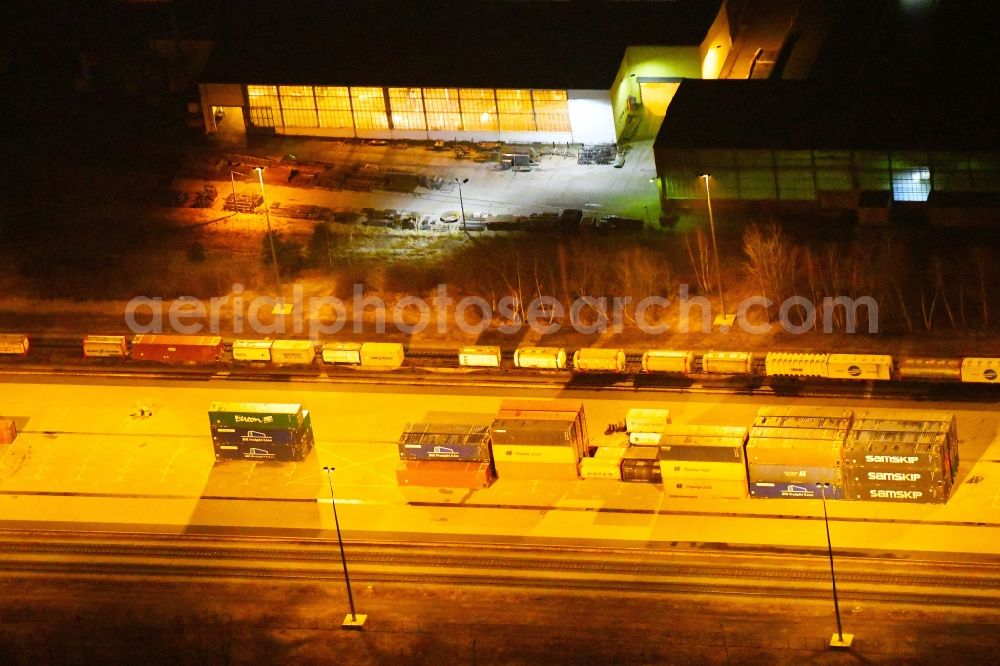 Aerial image at night Frankfurt (Oder) - Night lighting Marshalling yard and freight station of the Deutsche Bahn in the district Rosengarten in Frankfurt (Oder) in the state Brandenburg, Germany