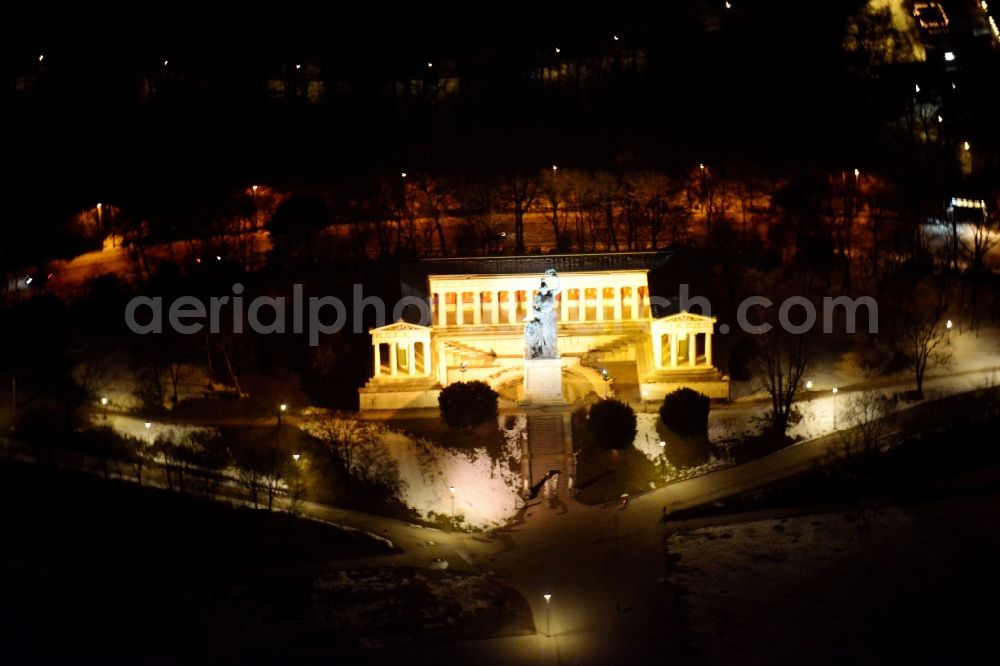 Aerial photograph at night München - Night lighting The Hall of Fame and the bronze statue Bavaria on the edge of the Theresienwiese in Munich Schwanthalerhoehe in the state of Bavaria