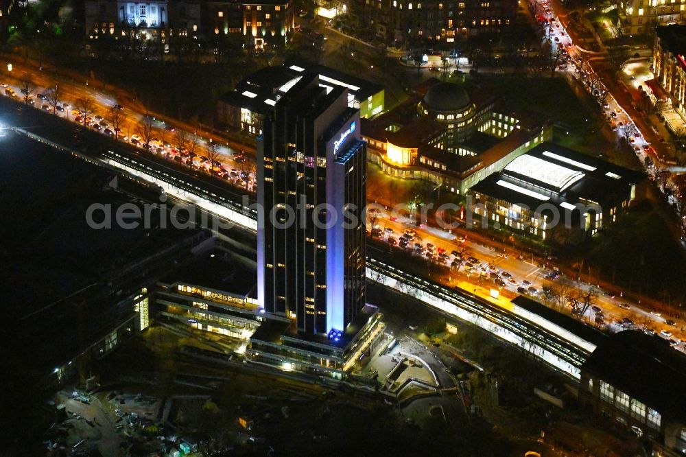 Aerial image at night Hamburg - Night lighting renovation site of the Congress Center ( CCH ) on High-rise building of the hotel complex Radisson Blu on Marseiller Strasse in Hamburg, Germany