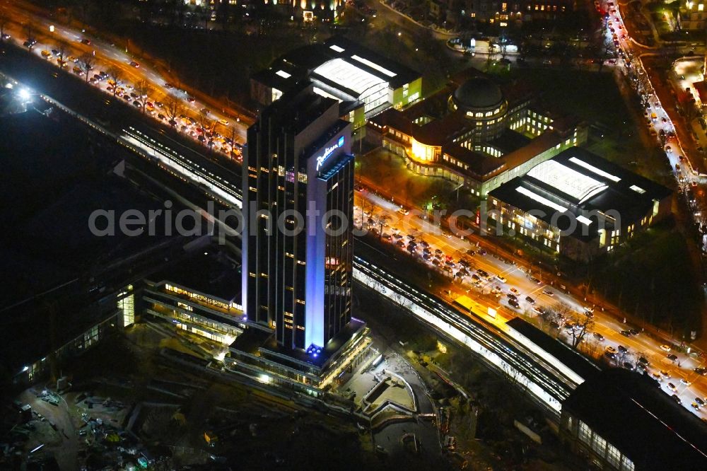 Hamburg at night from the bird perspective: Night lighting renovation site of the Congress Center ( CCH ) on High-rise building of the hotel complex Radisson Blu on Marseiller Strasse in Hamburg, Germany