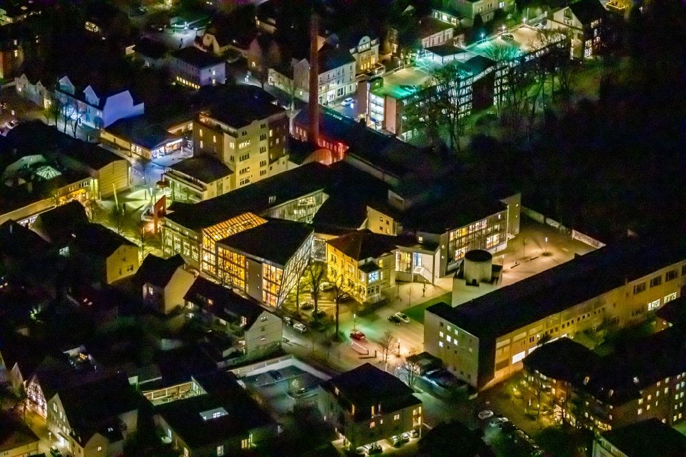 Unna at night from the bird perspective: Night lighting school building the community college on Lindenplatz in Unna in the state North Rhine-Westphalia, Germany