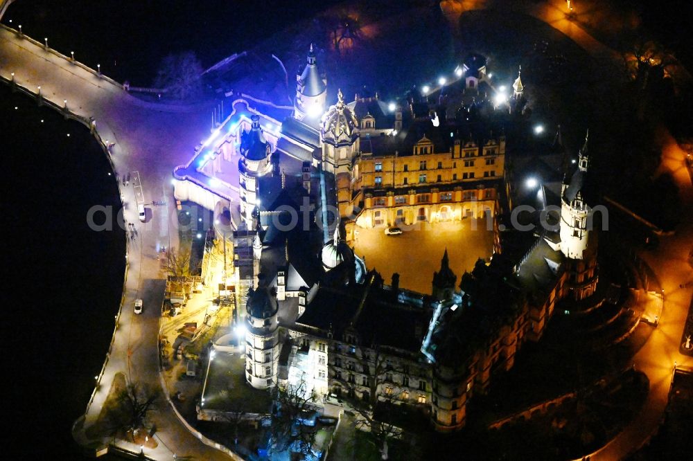 Aerial photograph at night Schwerin - Night lighting schwerin Castle in the state capital of Mecklenburg-Western Pomerania
