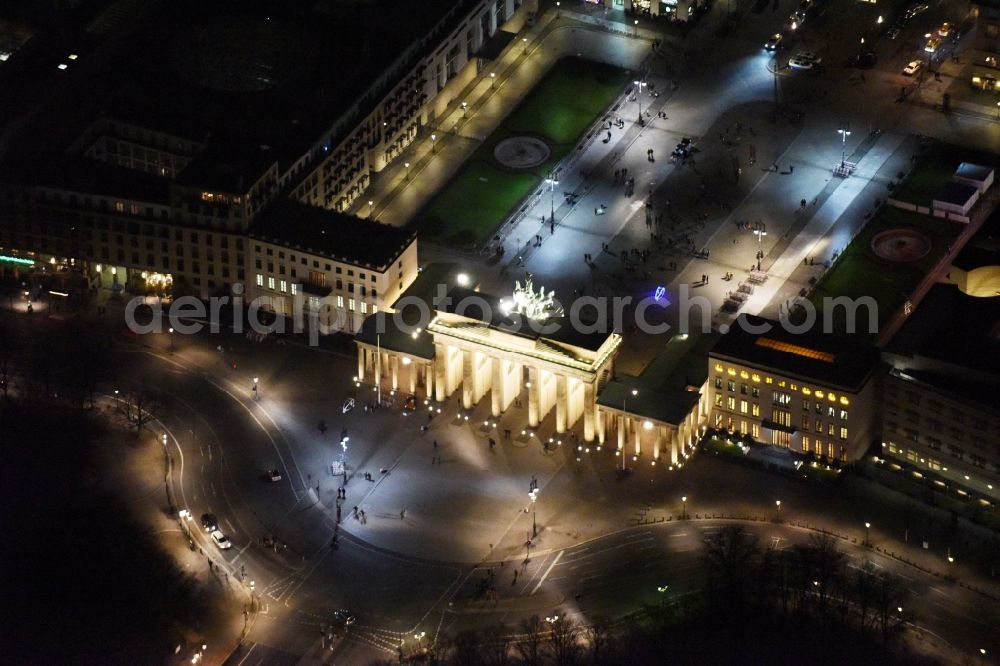 Berlin at night from the bird perspective: Night view of the Brandenburg Gate at the Pariser Platz in Berlin