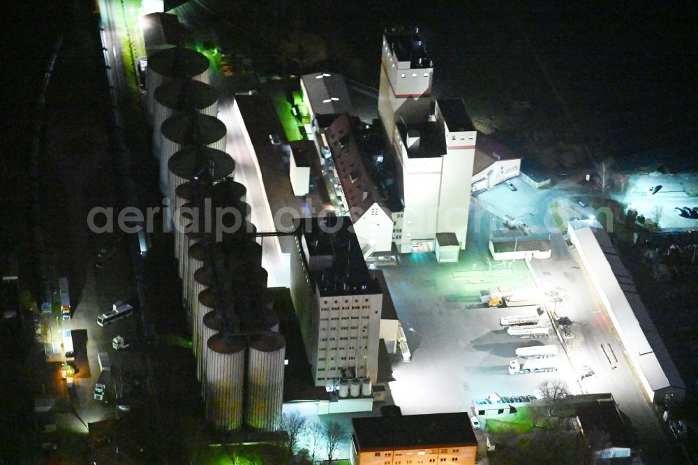 Aerial photograph at night Bad Langensalza - Night lighting high silo and grain storage with adjacent storage of Roland Mills Ost GmbH & Co KG in Bad Langensalza in the state Thuringia, Germany