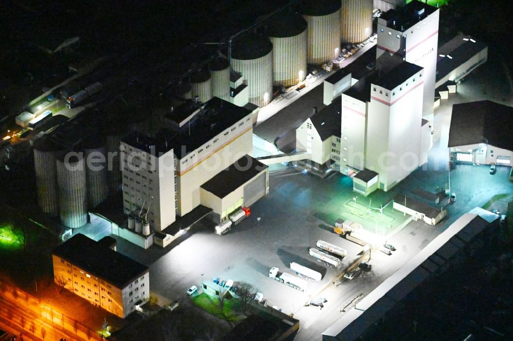 Aerial image at night Bad Langensalza - Night lighting high silo and grain storage with adjacent storage of Roland Mills Ost GmbH & Co KG in Bad Langensalza in the state Thuringia, Germany