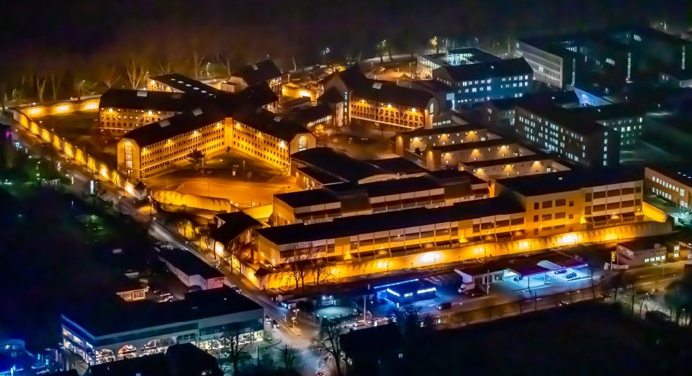 Bochum at night from above - Night lighting social Therapeutic Institute on the site of prison premises and security fencing of the prison on Kruemmede in Bochum at Ruhrgebiet in the state North Rhine-Westphalia, Germany