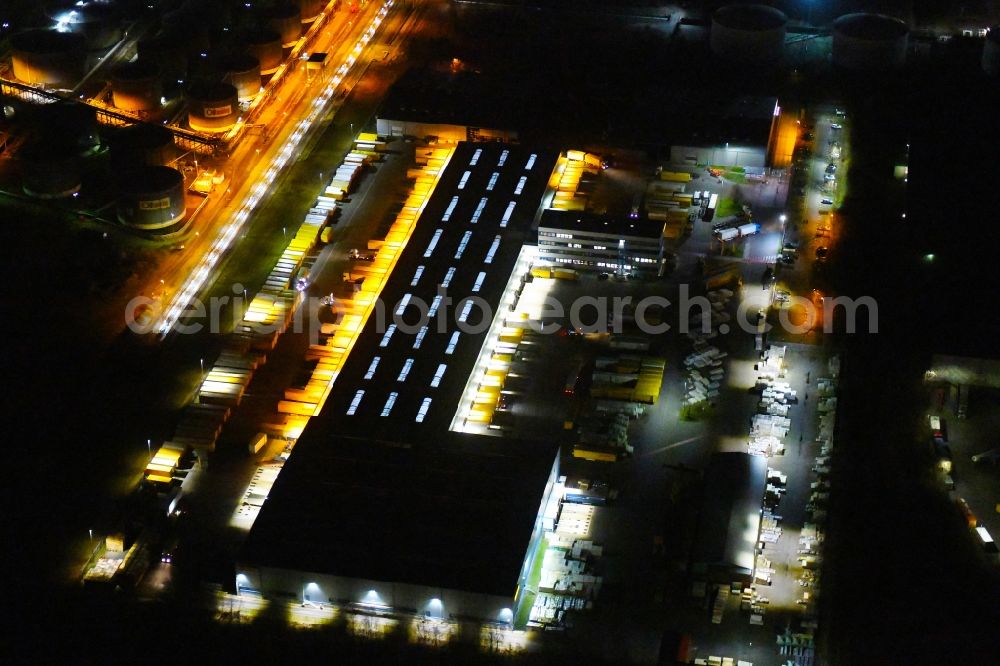 Aerial image at night Hamburg - Night lighting warehouses and forwarding building of DHL Freight GmbH Auf of Hohen Schaar in the district Wilhelmsburg in Hamburg, Germany