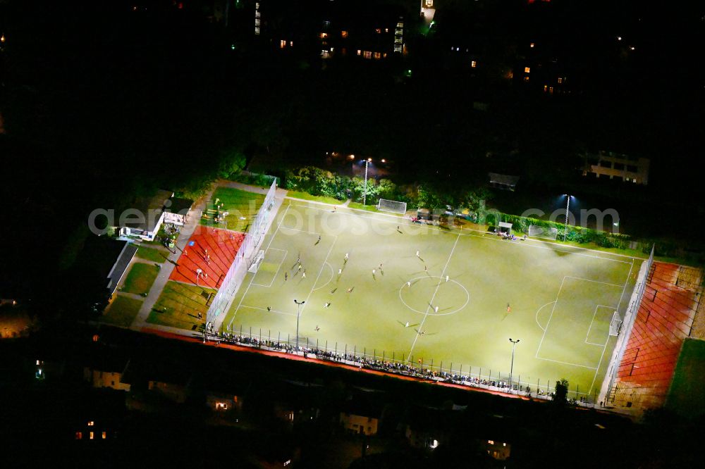 Aerial photograph at night Berlin - Night lighting sports grounds and football pitch of Borussia Pankow 1960 e.V. on street Pichelswerderstrasse in the district Pankow in Berlin, Germany