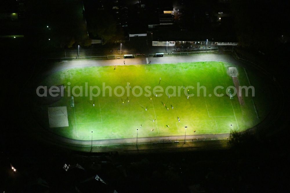 Aerial photograph at night Eisenhüttenstadt - Night lighting Sports grounds and football pitch Gartenfliessstrasse - Diehloer Strasse in Eisenhuettenstadt in the state Brandenburg, Germany