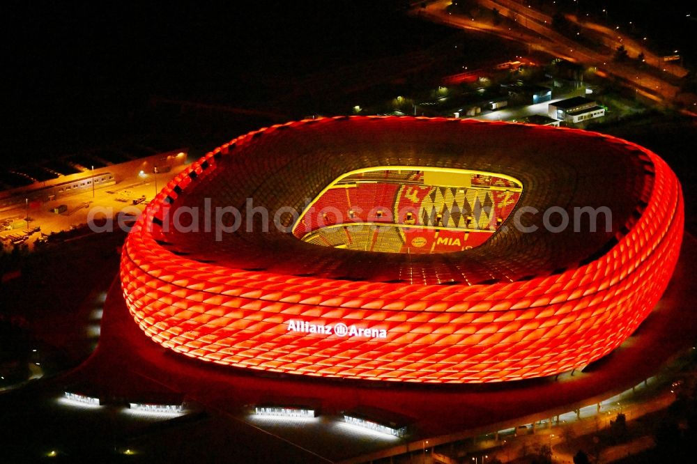 Aerial photograph at night München - Night lighting sports facility grounds of the Arena stadium Allianz Arena on Werner-Heisenberg-Allee in Munich in the state Bavaria, Germany