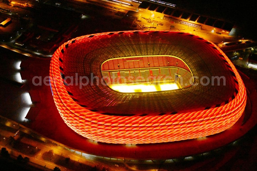 Aerial photograph at night München - Night lighting sports facility grounds of the Arena stadium Allianz Arena on Werner-Heisenberg-Allee in Munich in the state Bavaria, Germany