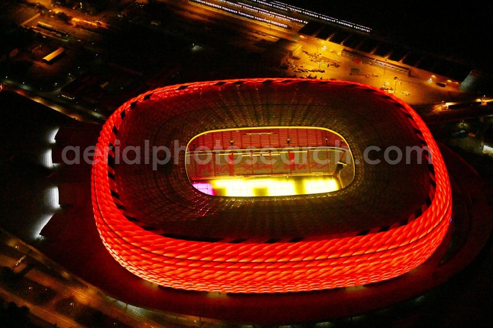 Aerial image at night München - Night lighting sports facility grounds of the Arena stadium Allianz Arena on Werner-Heisenberg-Allee in Munich in the state Bavaria, Germany