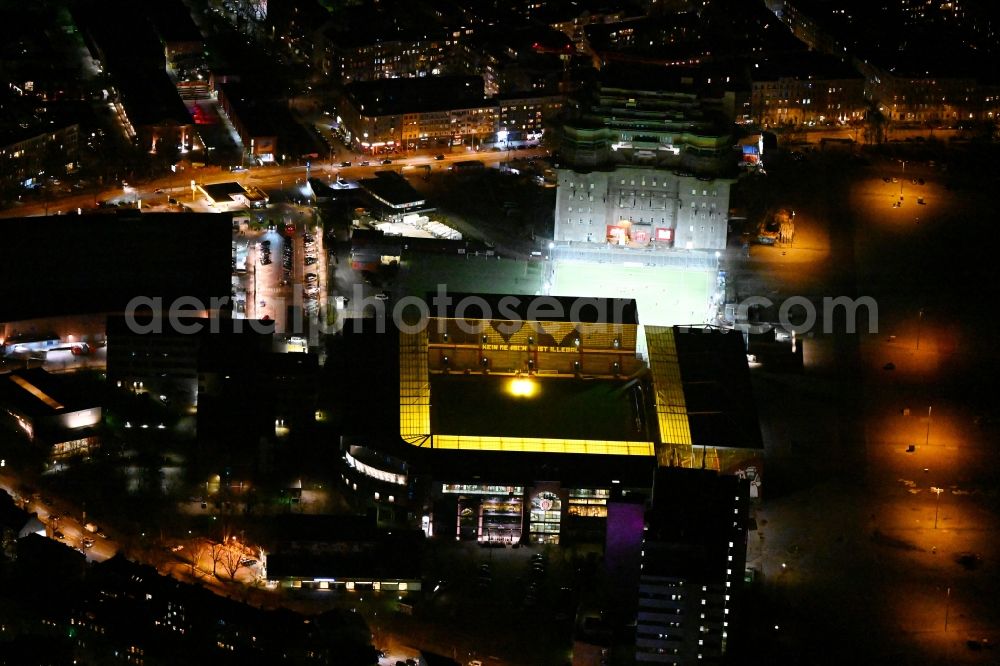 Hamburg at night from the bird perspective: Night lighting sports facility grounds of the arena of the stadium Millerntor- Stadion in am Heiligengeistfeld in the St. Pauli district in Hamburg, Germany