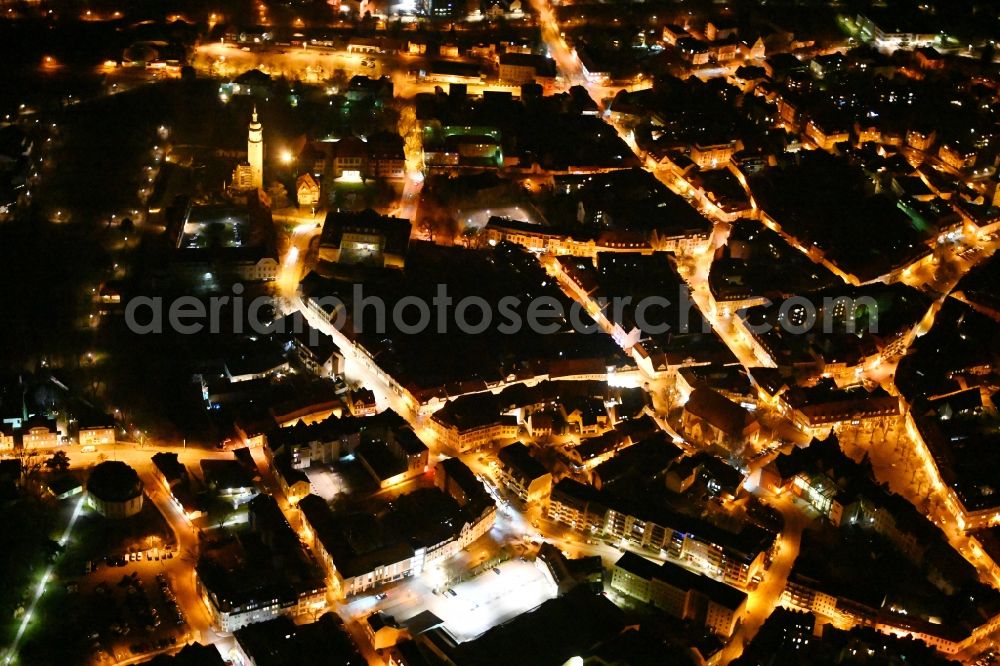 Arnstadt at night from the bird perspective: Night lighting city view on down town Unterm Markt in Arnstadt in the state Thuringia, Germany
