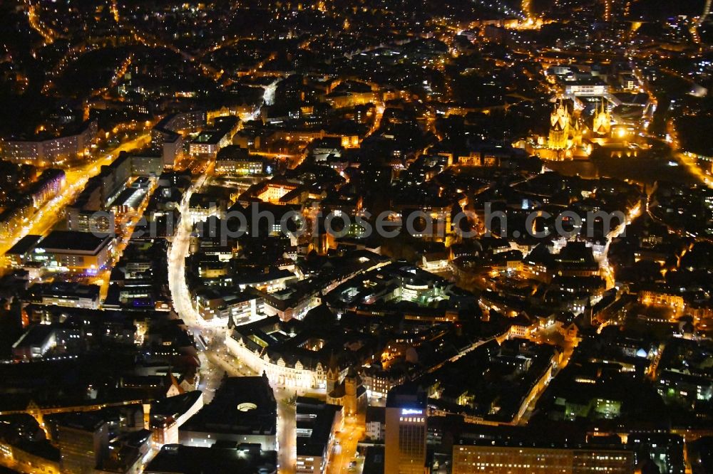 Erfurt at night from the bird perspective: Night lighting City view of downtown area on Central Station with district Kraempfervorstadt in Erfurt in the state Thuringia, Germany