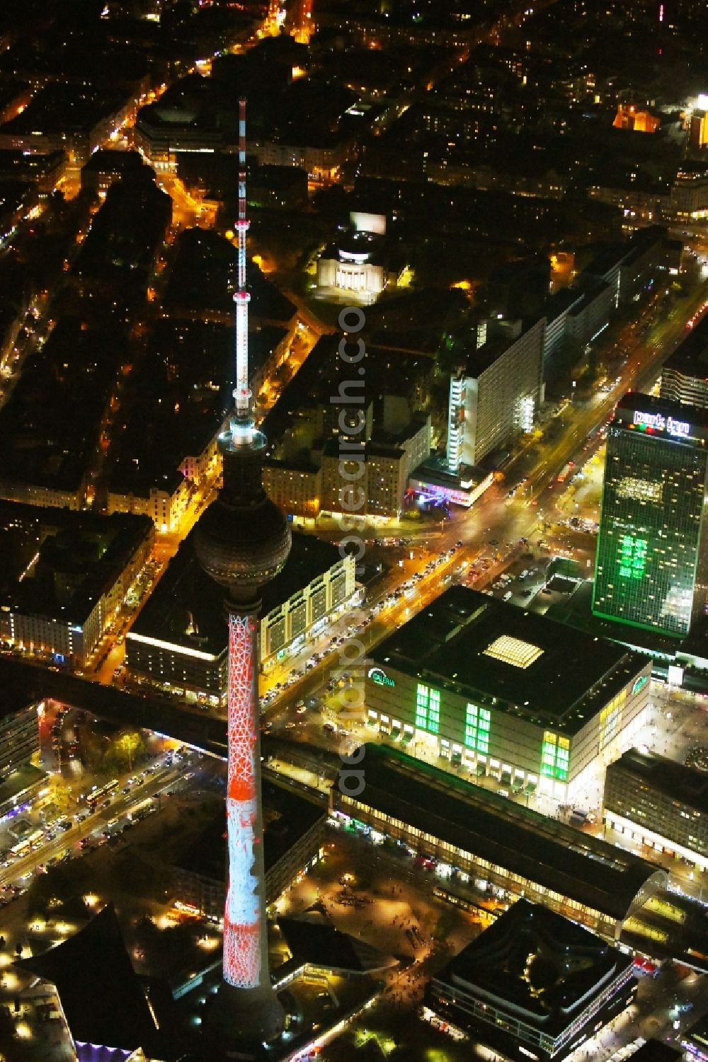 Berlin at night from the bird perspective: Night lighting The city center in the downtown area on tv- tower - Alexanderplatz in the district Mitte in Berlin, Germany