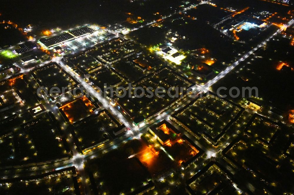 Eisenhüttenstadt at night from the bird perspective: Night lighting The city center in the downtown area Strasse of Republik - Poststrasse - Lindenstrasse in Eisenhuettenstadt in the state Brandenburg, Germany
