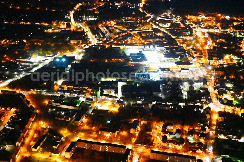 Oschersleben (Bode) at night from the bird perspective: Night lighting the city center in the downtown area in Oschersleben (Bode) in the state Saxony-Anhalt, Germany