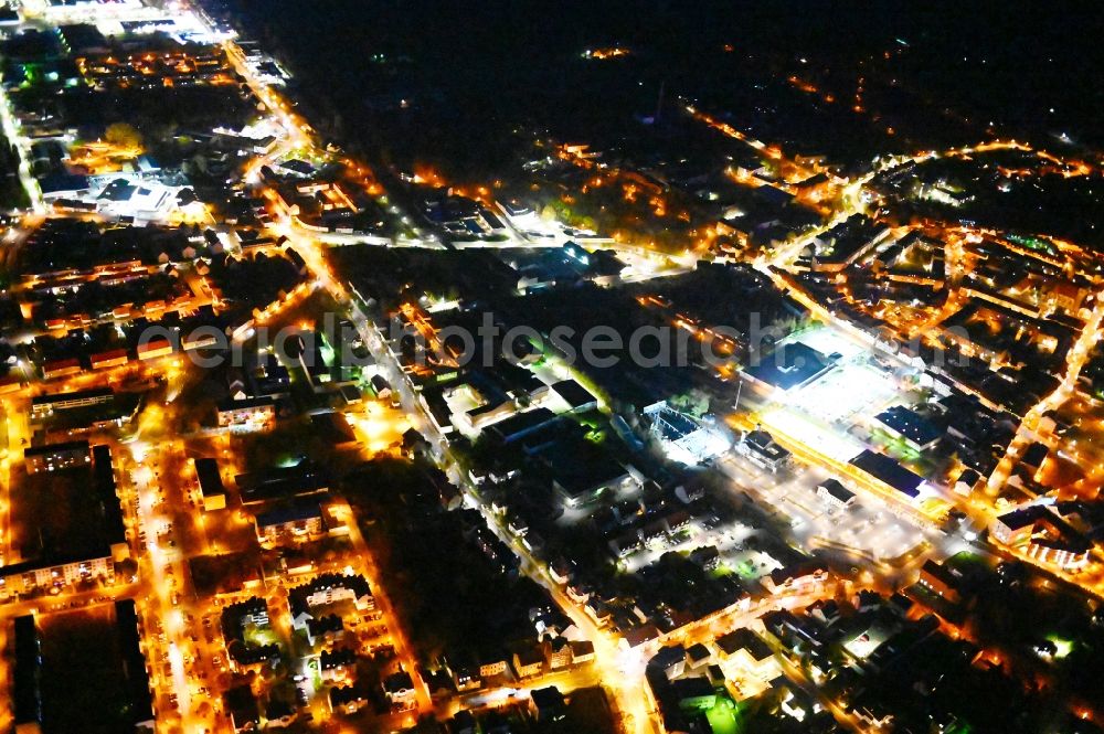 Aerial photograph at night Oschersleben (Bode) - Night lighting the city center in the downtown area in Oschersleben (Bode) in the state Saxony-Anhalt, Germany