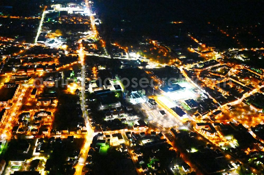 Aerial image at night Oschersleben (Bode) - Night lighting the city center in the downtown area in Oschersleben (Bode) in the state Saxony-Anhalt, Germany