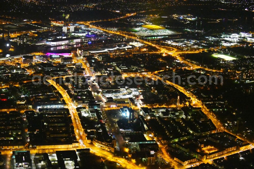 Wolfsburg at night from the bird perspective: Night lighting The city center in the downtown area Schillerstrasse - Goethestrasse - Heinrich-Heine-Strasse in the district Stadtmitte in Wolfsburg in the state Lower Saxony, Germany