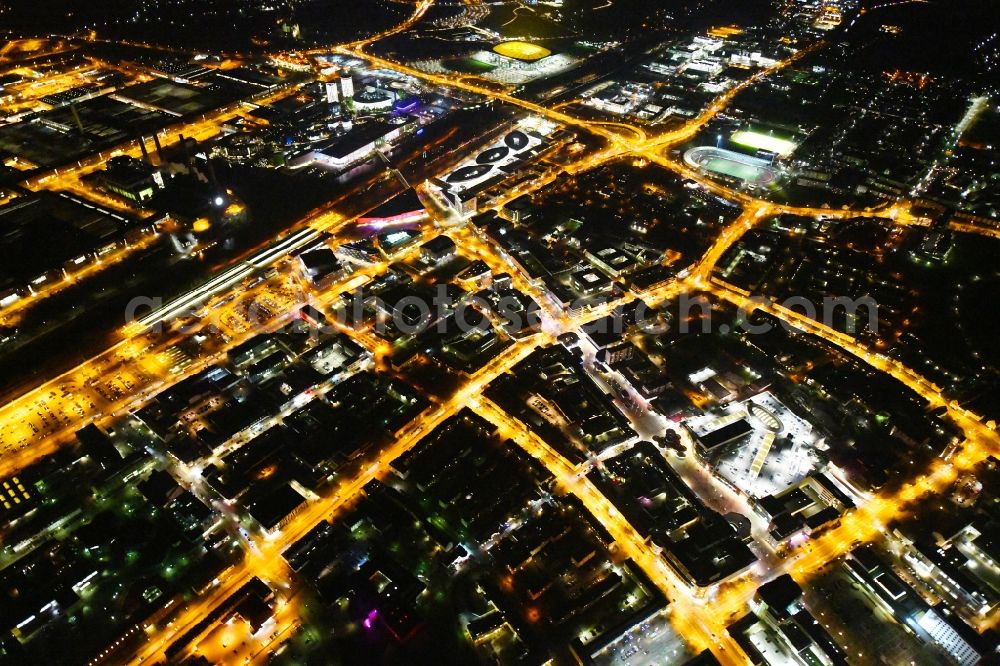 Wolfsburg at night from the bird perspective: Night lighting The city center in the downtown area Schillerstrasse - Goethestrasse - Heinrich-Heine-Strasse in the district Stadtmitte in Wolfsburg in the state Lower Saxony, Germany