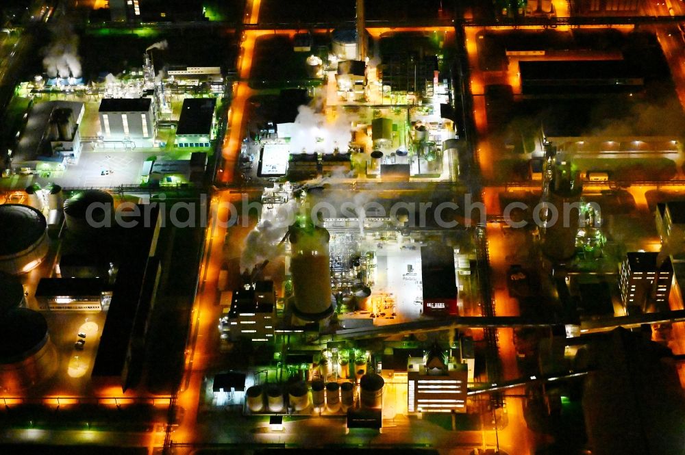Aerial photograph at night Priesteritz - Night lighting chemical agro-park Priesteritz of SKW Stickstoffwerke Priesteritz GmbH in Saxony-Anhalt