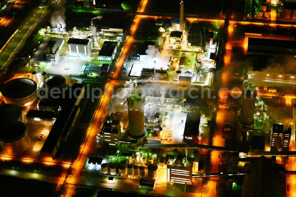 Aerial image at night Priesteritz - Night lighting chemical agro-park Priesteritz of SKW Stickstoffwerke Priesteritz GmbH in Saxony-Anhalt