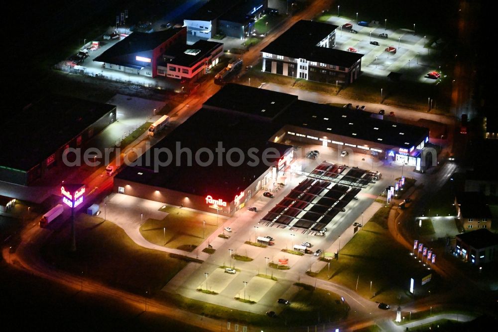 Reinfeld at night from above - Night lighting store of the Supermarket famila Reinfeld on Barnitzer Strasse in the district Stubbendorf in Reinfeld in the state Schleswig-Holstein, Germany