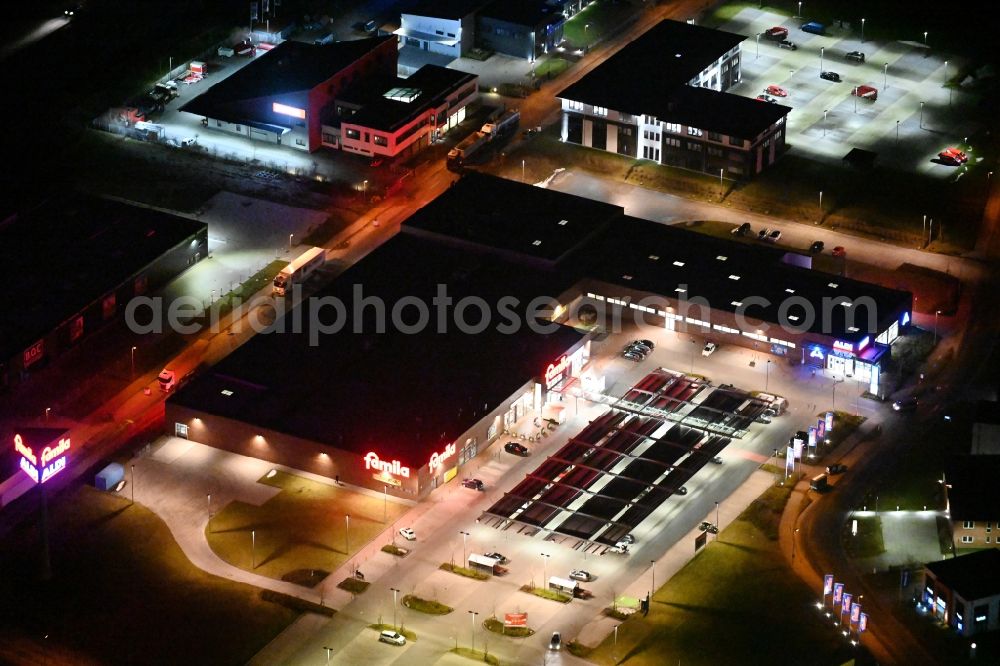 Reinfeld at night from the bird perspective: Night lighting store of the Supermarket famila Reinfeld on Barnitzer Strasse in the district Stubbendorf in Reinfeld in the state Schleswig-Holstein, Germany