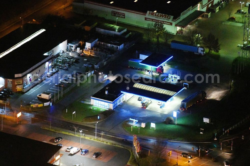 Ahrensfelde at night from the bird perspective: Night lighting gas station for sale of petrol and diesel fuels and mineral oil trade Aral on Mc-Donald's-Strasse in the district Blumberg in Ahrensfelde in the state Brandenburg, Germany