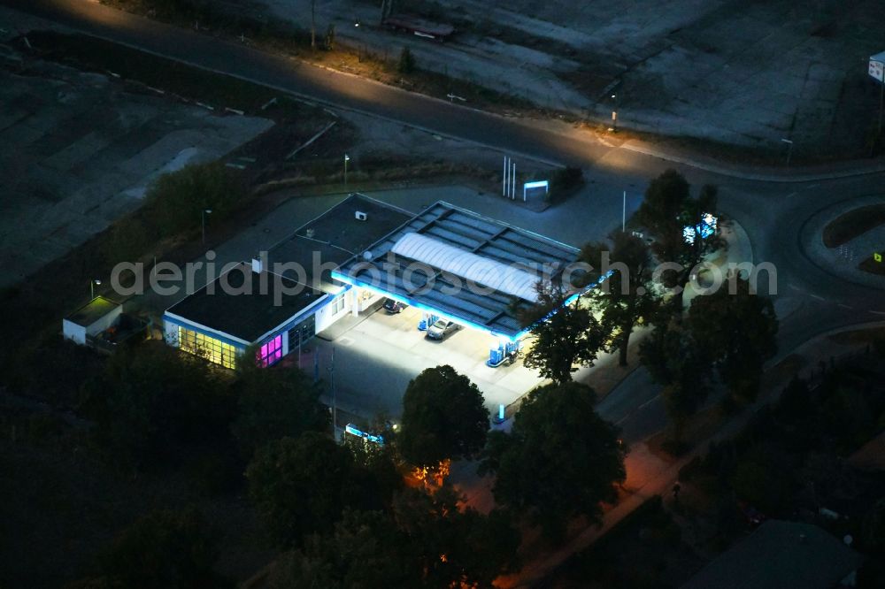Aerial photograph at night Werneuchen - Night lighting Gas station for sale of petrol and diesel fuels and mineral oil trade Aral on Freienwalder Strasse in Werneuchen in the state Brandenburg