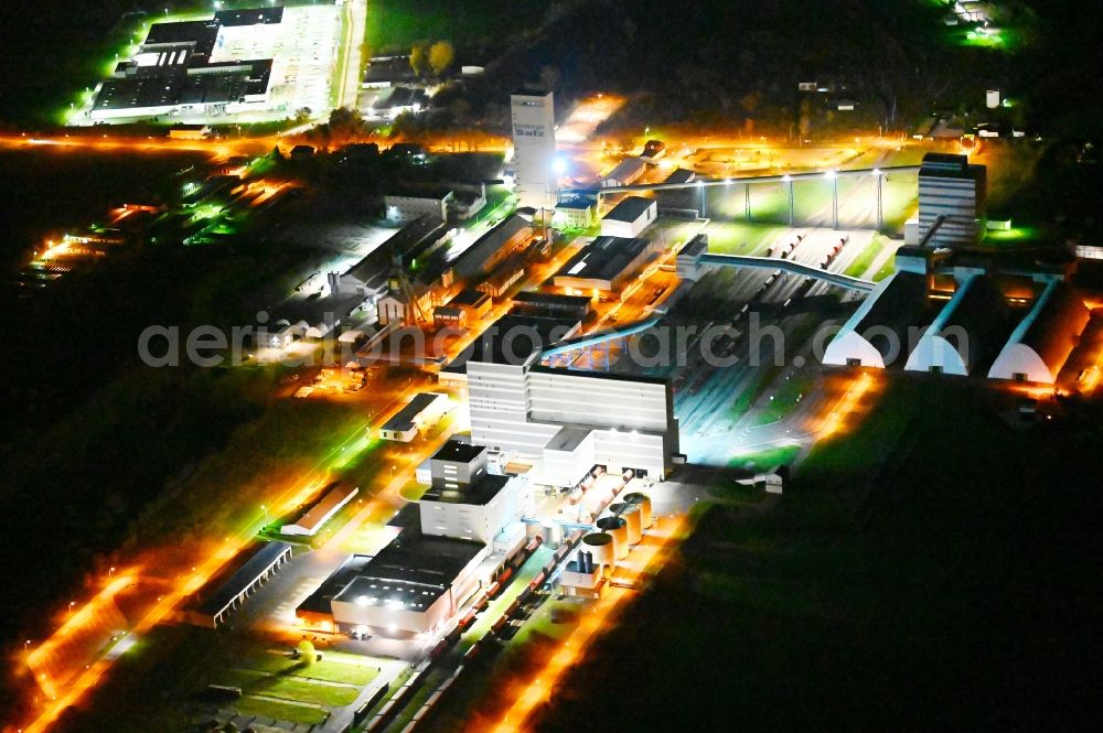 Bernburg (Saale) at night from the bird perspective: Night lighting technical facilities in the industrial area of ESCO Bernburger Salzwerke in Bernburg (Saale) in the state Saxony-Anhalt, Germany