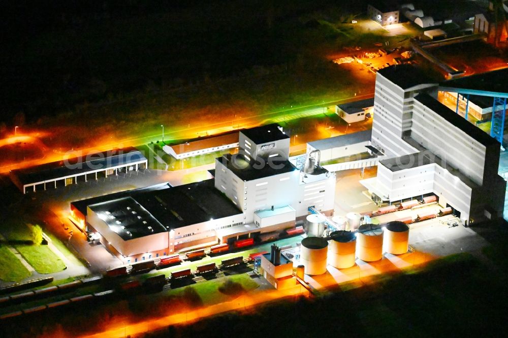 Aerial photograph at night Bernburg (Saale) - Night lighting technical facilities in the industrial area of ESCO Bernburger Salzwerke in Bernburg (Saale) in the state Saxony-Anhalt, Germany