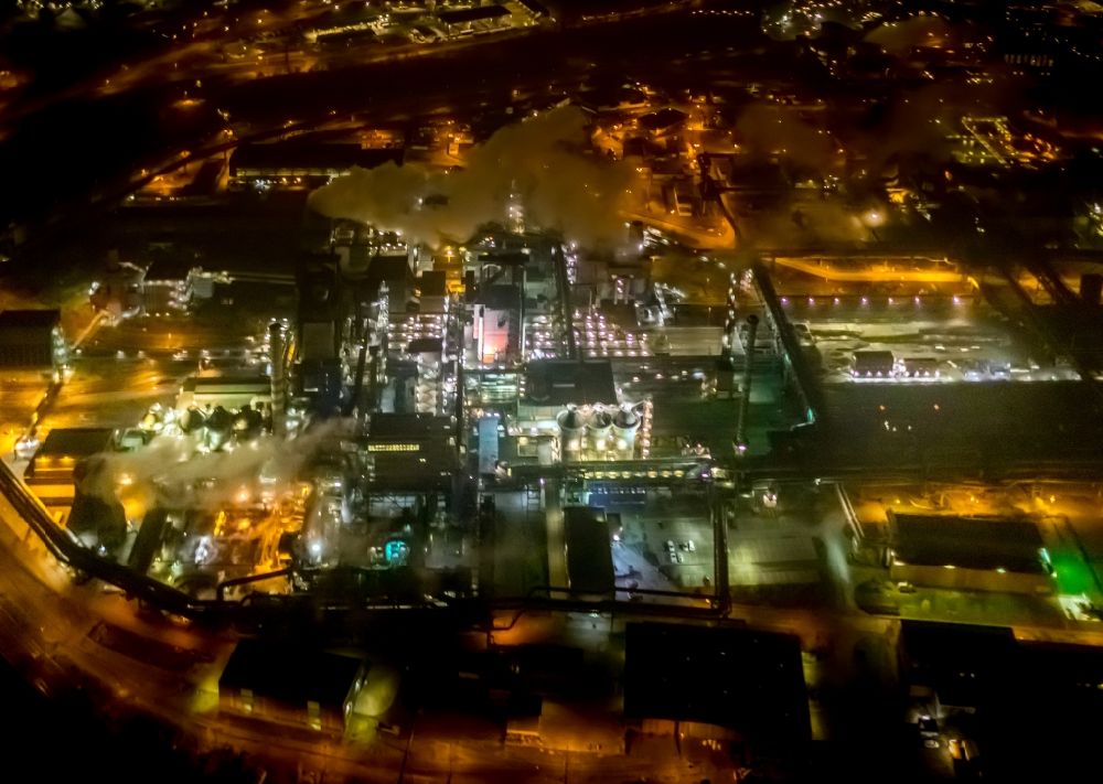 Aerial image at night Duisburg - Night lighting technical equipment and production facilities of the steelworks of thyssenkrupp Steel Europe AG in the district Bruckhausen in Duisburg in the state North Rhine-Westphalia, Germany